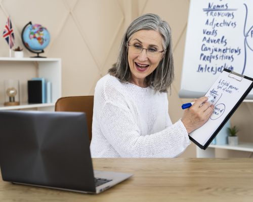 professora-sorridente-de-ingles-fazendo-aulas-online